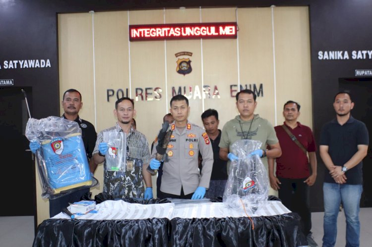 Polres Muara Enim saat melakukan gelar perkara terkait ungkap kasus tiga pelaku pembakaran lahan. (dok. Polres Muara Enim)