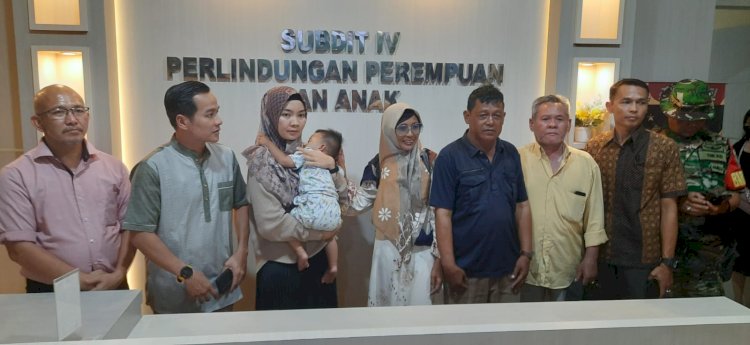 Subdit IV Remaja Anak dan Wanita (Renakta) Direktorat Kriminal Umum (Ditreskrimum) Polda Sumatera Selatan menyerahkan kembali Razka Aditya bayi berusia satu tahun yang ditinggalkan oleh ibunya kepada pihak keluarga. (Fauzi/RmolSumsel.id)