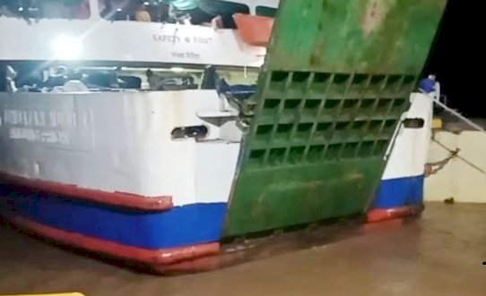 Kapal Motor Penumpang (KMP) Jembatan Musi 1 yang bertolak dari Pelabuhan Penyeberangan Tanjung Api-Api (TAA) menuju Tanjung Kalian Babel mengalami kebocoran di bagian bawah kap sehingga air dengan leluasa masuk ke dalam geladak kapal, Jumat, (2/6) pukul 16.05 WIB di perairan ambang luar Selat Bangka ini.(ist/rmolsumsel.id)
