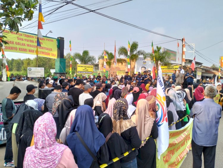 Masyarakat Tegal  Binangun Demo