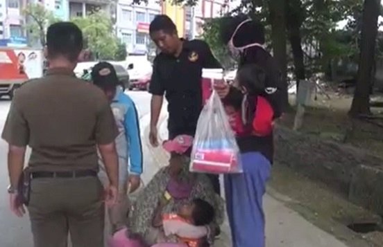 Puluhan pengemis dan anak jalanan (anjal) di Palembang terjaring razia Dinas Sosial dan Satpol PP Palembang. Saat razia sempat terjadi aksi kejar-kejaran petugas dengan pengemis. (ist/rmolsumsel.id)   