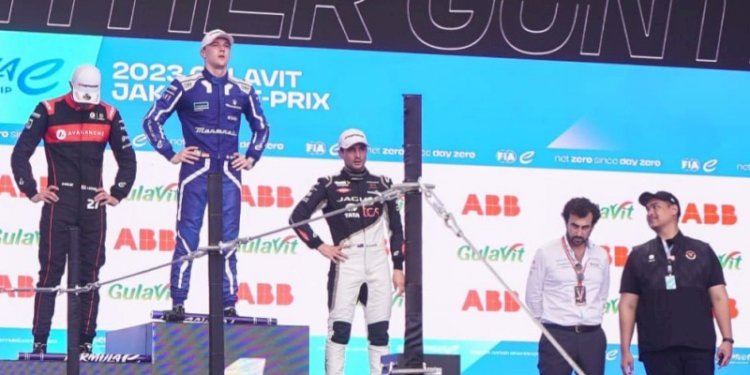 Menteri Pemuda dan Olahraga Republik Indonesia (Menpora RI) Dito Ariotedjo saat penyerahan pemenang Formula E di Jakarta/Ist