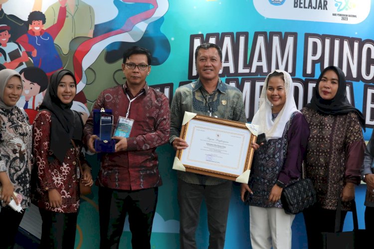 Penghargaan Anugerah Merdeka Belajar yang diberikan kepada Pemkab Muratara. (ist/rmolsumsel.id)  