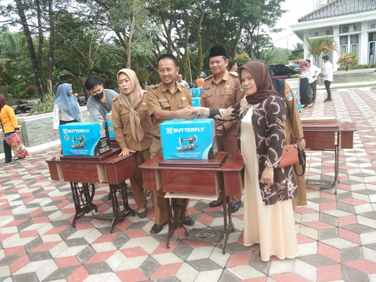 Penyerahan bantuan mesin jahit kepada pelaku UMKM di Musi Rawas Utara (Muratara). (ist/rmolsumsel.id)  