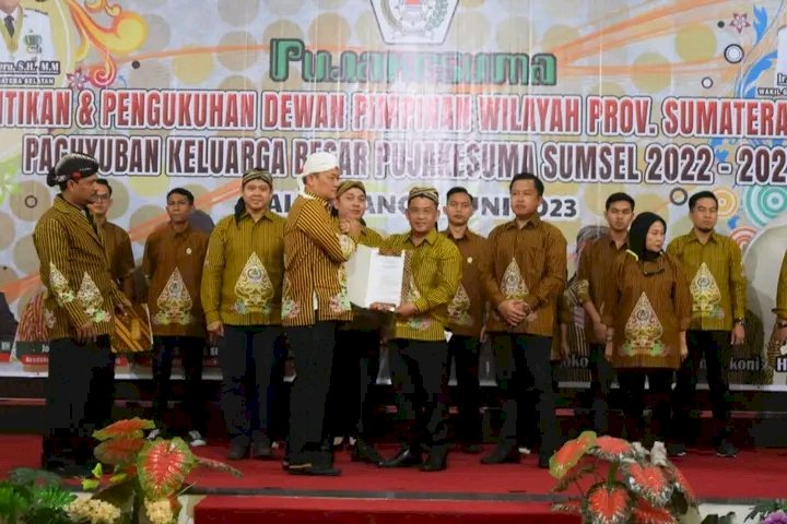 bupati Muratara Devi Suhartoni saat menerima SK pelantikan Ketua DPW Pujakesuma Sumsel. (ist/rmolsumsel.id) 