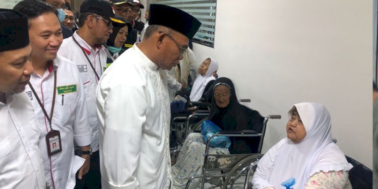 Menko PMK, Muhadjir Effendy berdialog dengan beberapa jemaah haji Indonesia berusia lanjut/Ist