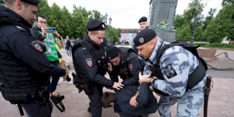Polisi Rusia menahan seorang pengunjuk rasa di Lapangan Pushkinskaya di Moskow, Rusia, saat memperingati ulang tahun pemimpin oposisi terkemuka Rusia, Alexei Navalny pada Minggu, 4 Juni 2023/Net