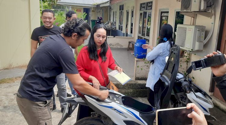 Susiana saat mengambil sepeda motor Honda Vario miliknya di Subdit III Jatanras Ditreskrimum Polda Sumsel /Foto:Fauzi