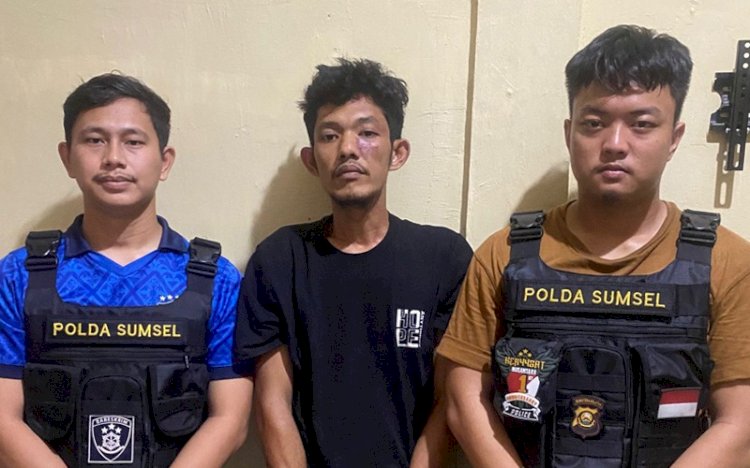 Yayan Askari (32) saat berada di Polsek Rupit lantaran mebobol rumah warga. (ist/RmolSumsel.id)