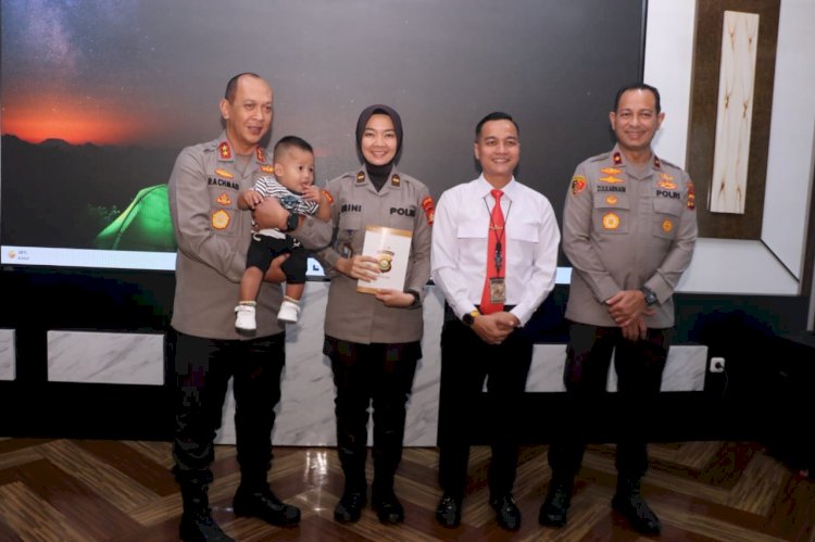 Kapolda bersama Wakapolda Sumsel, Brigjen Pol M Zulkarnain,SIK, mengundang bayi Razka ke Mapolda Sumsel  bersama pasangan suami istri dari Pama Polri, Ipda Hendri Prayudha, SH, M.Si, dan Ipda Arini Yulia, SH yang mengadopsinya, ke ruang kerjanya Kapolda Sumsel.(ist/rmolsumsel.id)