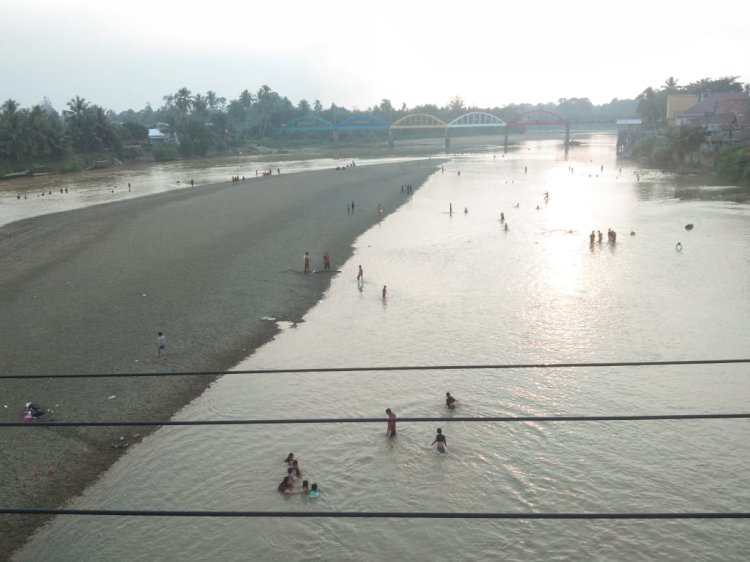 Kondisi sungai rupit yang surut menjadi objek wisata dadakan. (ist/RmolSumsel.id)