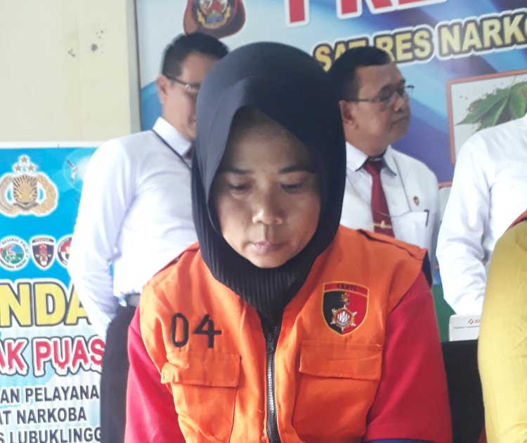 Tersangka Indah Wara saat dihadirkan dalam pres rilis di Satres Narkoba Polres Lubuklinggau/ist