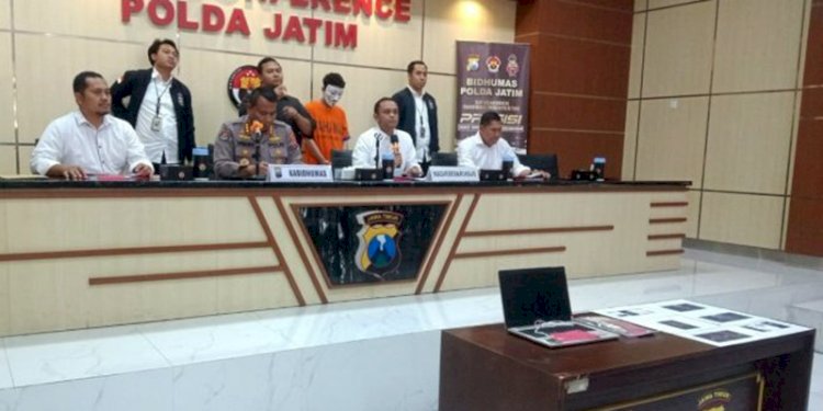 Kabid Humas Polda Jatim Kombes Dirmanto dan Wadirreskrimsus Polda Jatim AKBP Arman saat menggelar konferensi pers di Ruang Bid Humas Polda Jatim/RMOLJatim