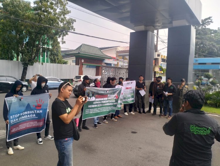 Koalisi Kawal Lingkungan Hidup Indonesia (KAWALI) Sumsel saat menggelar aksi di halaman Pemprov Sumsel, Selasa (6/6). (ist/Rmolsumsel.id)