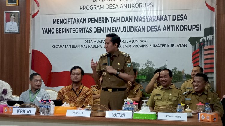 Plt Bupati Muara Enim Ahmad Usmarwi Kaffah buka Bimbingan Teknis Program Desa Anti Korupsi di aula kantor desa Muara Gula Baru Kecamatan Ujan Mas/Foto:Noviansyah
