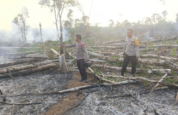 Petugas saat berada di lokasi lahan seluas 2 hektat yang dibakar oleh para pelaku di Desa Suro, Kecamatan Muara Beliti, Kabupaten Musi Rawas/ist