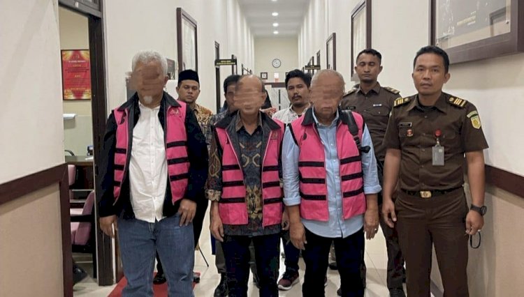Tiga tersangka kasus korupsi Penguasaan Lahan Eks-HGU PT. Desa Jaya saat dikawal oleh petugas Kejati Aceh. (KejatiAceh/rmolsumsel.id) 