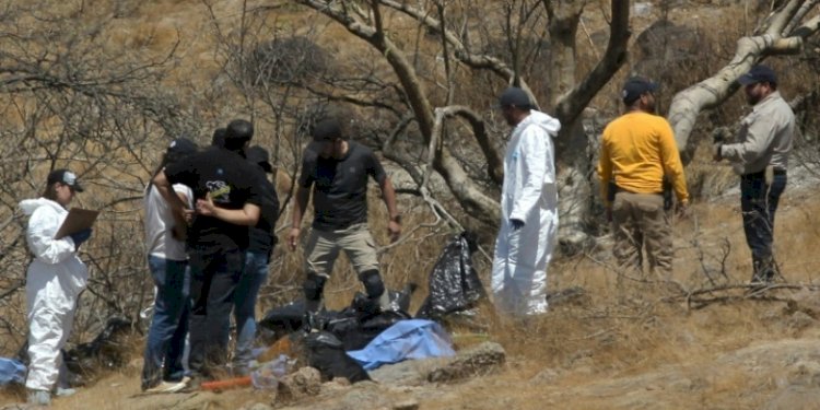 Pihak berwenang Meksiko saat menemukan 45 tas berisi bagian tubuh manusia pada Selasa, 30 Mei 2023/Net