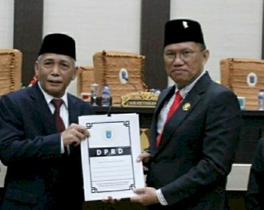 Suasana Bupati OKI menyerahkan surat pengunduran dirinya ke Kemendagri beberapa waktu lalu ke DPRD OKI. (Ist/rmolsumsel.id)