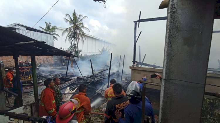 Petugas pemadam kebakaran saat melalukan pendinginan di lokasi kebakaran rumah panggung di Jalan Sultan Syahrir Lorong Teratai Kecamatan Ilir Timur II Palembang 
