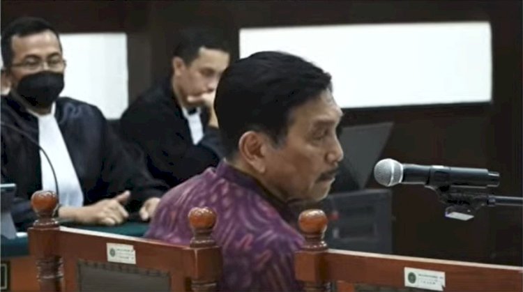 Luhut Binsar Panjaitan saat hadir dalam sidang kasus dugaan pencemaran nama baik dengan terdakwa Aktivis HAM, Haris Azhar. (ist/rmolsumsel.id) 
