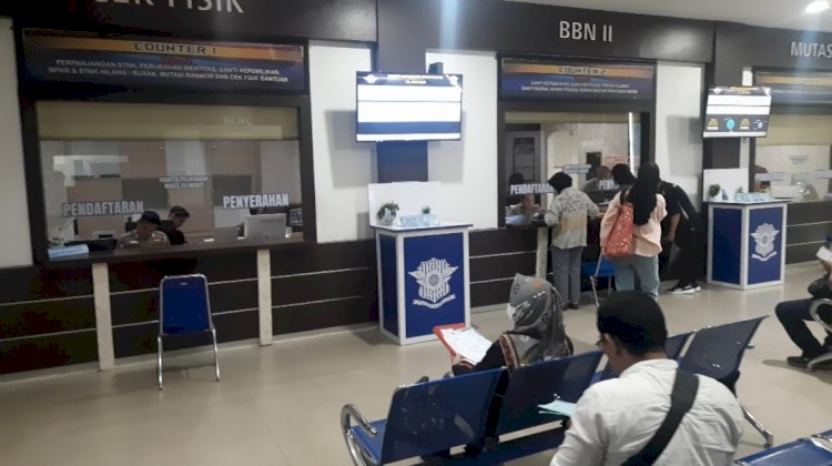 Antrian di Kantor Samsat Palembang. (fauzi/rmolsumsel.id) 