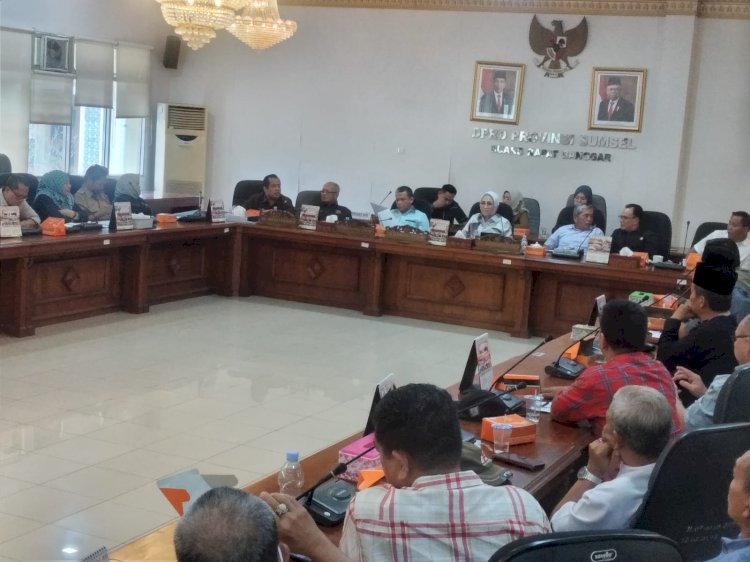 Pertemuan warga dengan anggota DPRD Sumsel. (Dudi Oskandar/rmolsumsel.id) 