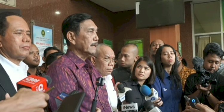 Luhut Binsar Pandjaitan usai bersaksi di kasus dugaan pencemaran nama baik yang menjerat Haris Azhar/ di lokasi persidangan. (ist/rmolsumsel.id) 
