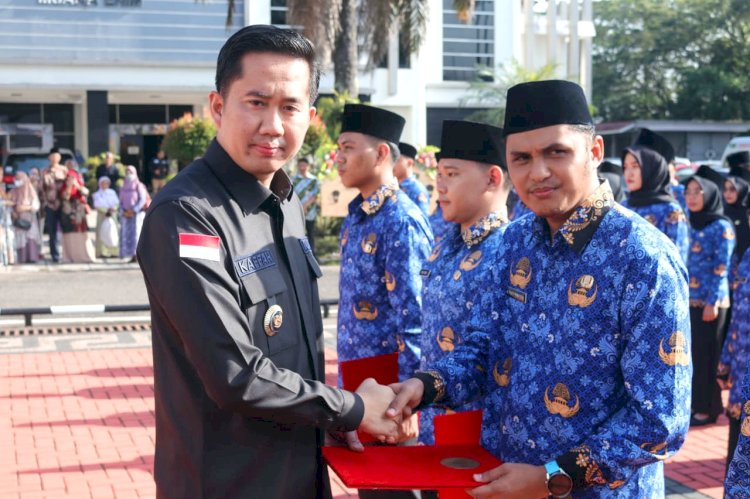 Bupati Muara Enim, Ahmad Usmarwi Kaffah memberikan selamat kepada PNS yang baru diambil sumpah. (noviansyah/rmolsumsel.id) 