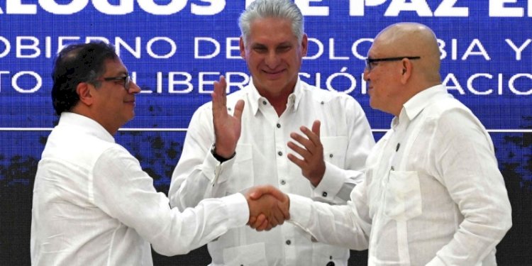 (Kiri) Presiden Kolombia Gustavo Petro. dan (kanan) Komandan Pertama Gerilya ELN Antonio Garcia saat berjabat tangan di tengah Presiden Kuba Miguel Diaz-Canel di Havana, pada 9 Juni 2023/CNN
