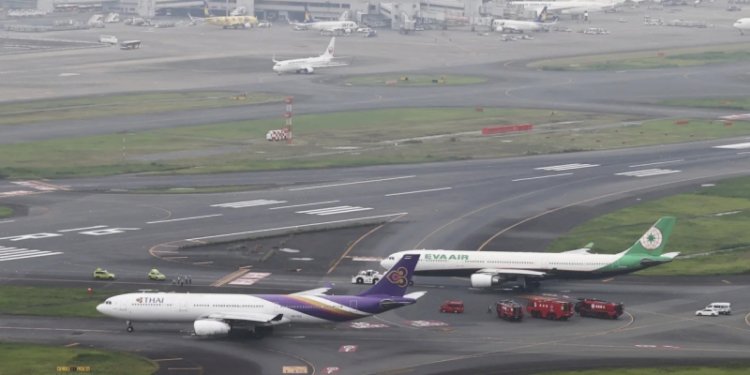 Pesawat milik Thai Airways dan Eva Air bertabrakan di landasan pacu Bandara Haneda di Tokyo pada 10 Juni 2023/CNN