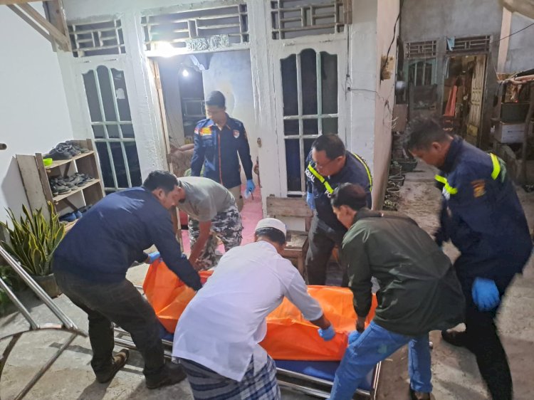   Polres Ogan Komering Ulu (OKU) saat melakukan evakuasi jenazah Siti Rahma (35) yang menjadi korban pembunuhan oleh suaminya sendiri. (dok. Polres OKU)