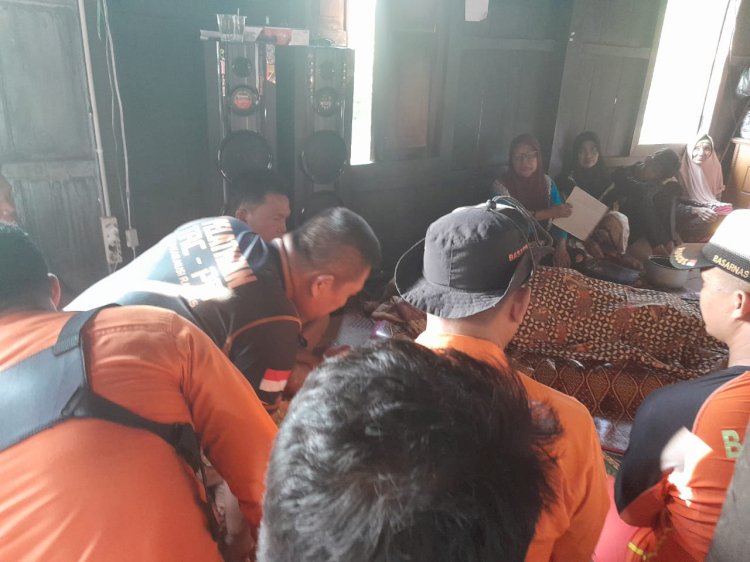 Nenek tenggelam di Sungai Musi Kabupaten Musi Rawas ditemukan dan telah diserahkan petugas ke keluarga serta dibawa ke rumah duka.(foto Istimewa)