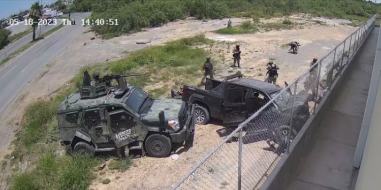 Rekaman video memperlihatkan pada tentara menyeret seseorang keluar dari truk pick-up setelah menabrak tembok dengan kecepatan tinggi di Nuevo Laredo, Tamaulipas, Meksiko 18 Mei 2023/Net