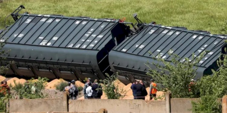 Kereta barang terguling di Krimea pada 18 Mei 2023/Reuters