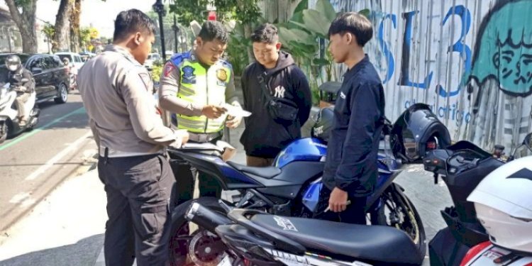 Satlantas Polres Salatiga memberikan sanksi tilang pada konten kreator/RMOLJateng