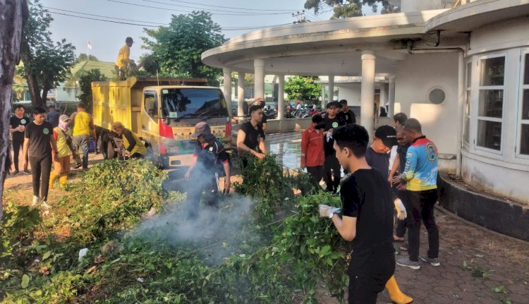 Dinas Kebudayaan Kota Palembang bersama Dewan Kesenian Palembang (DKP) dan Aliansi Masyarakat Peduli Cagar Budaya (AMPCB) mulai membersikan lingkungan Balai Pertemuan yang kini menjadi Gedung Kesenian Palembang/ist