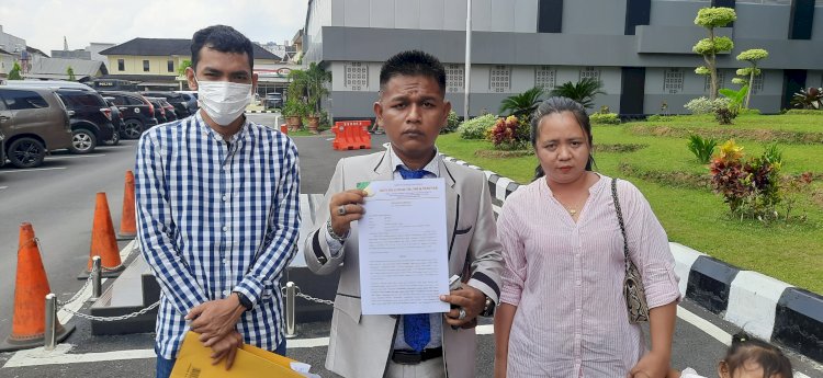 Kuasa Hukum Yuda Eka Prayoga Defi Iskandar SH MH menunjukkan surat perlindungan hukum yang dilayangkan ke Kapolda Sumsel. (Fauzi/RmolSumsel.id)