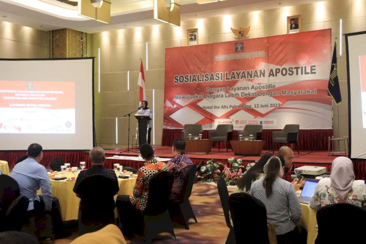 Kepala Kantor Wilayah Kemenkumham Sumsel, Ilham Djaya ketika membuka kegiatan Sosialisasi Layanan Apostille, Senin (12/6), di Hotel Alts Palembang. (Humas KemenkumHAM Sumsel)