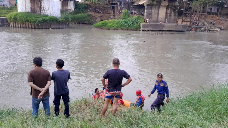 Tim rescue terus berusaha melakukan pencarian terhadap korban hanyut.(Noviansyah/RmolSumsel.id)