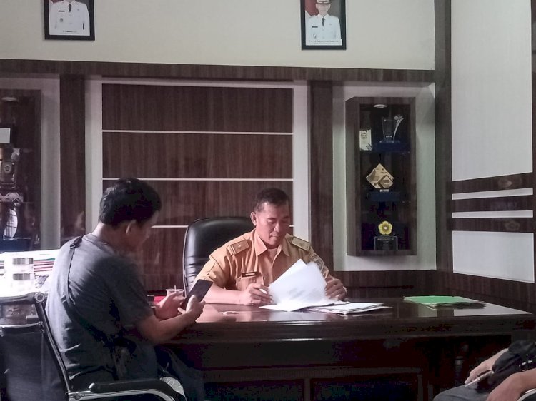 Plh Sekda OKU Timur, Sutikman saat diwawancarai di ruang kerjanya, Selasa (13/6). (Amizon/RmolSumsel.d)