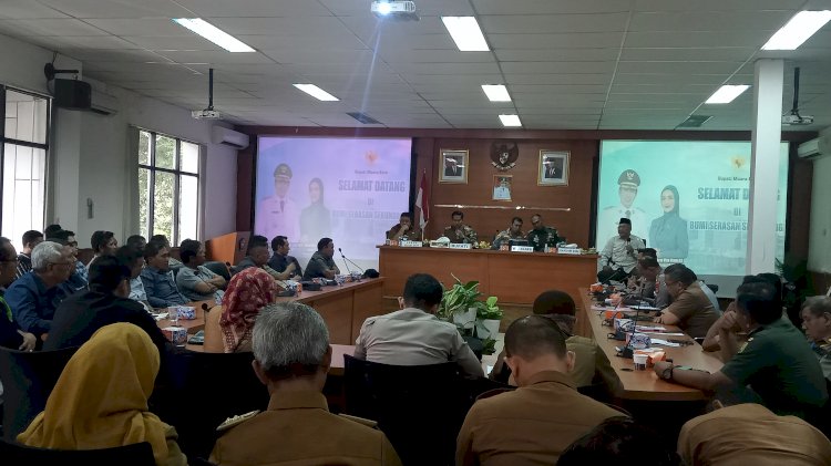 Rapat mediasi mengenai penyetopan angkutan Batubara dan jalan alternatif khusus angkutan Batubara. (Noviansyah/RmolSumsel.id)