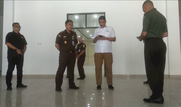 Wakil Kepala Kejaksaan Tinggi Sumatera Selatan, Agoes Soenanto Prasetyo saat melihat persiapan gedung baru Kejari Muara Enim