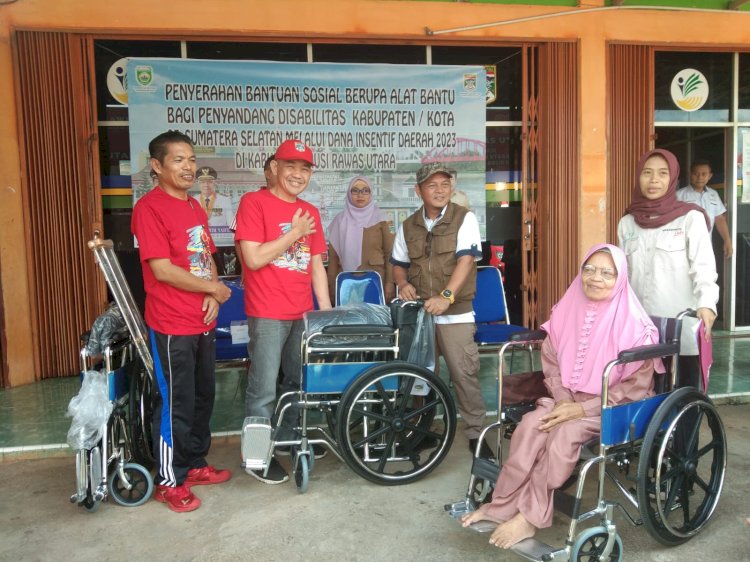 Penyaluran bantuan alat kepada penyandang disabilitas di Kabupaten Muratara. (ist/rmolsumsel.id) 