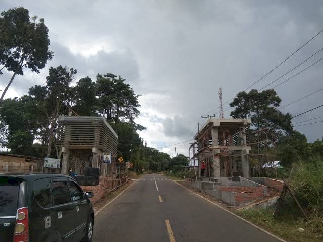 Proyek Gerbang Kota Pagar Alam di Desa Mingkik Dempo Selatan. (Taufik/RmolSumsel.id)