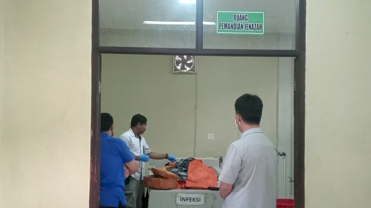 Jenazah Hanson Hiawata dievakuasi ke kamar jenazah RS HM Rabain Muara Enim (Noviansyah/rmolsumsel.id)