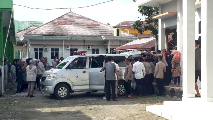 Jenazah Aida P saat dibawa menggunakan mobil ambulans. (ist/rmolsumsel.id) 