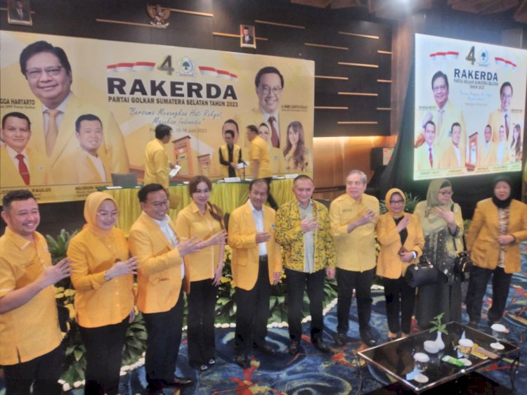 ekretaris Jenderal (Sekjen) DPP Golkar Lodewijk Frederick Paulus didampingi Ketua DPD Partai Golkar Sumsel Bobby Adhityo Rizaldidi sela-sela Rakerda Partai Golkar Sumsel 2023 di Hotel Aston Palembang, Kamis (15/6). (Dudy Oskandar/rmolsumsel.id)