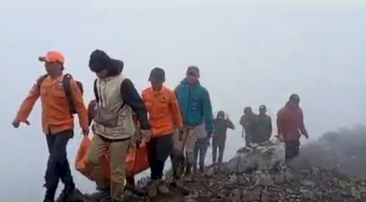 Jenazah Sulaiman Saat di Evakuasi Dari Puncak Dempo Kamis (15/6). (dok. SAR Pagar Alam)