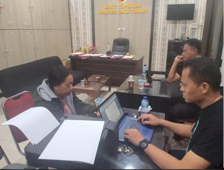 Tersangka Yuli dihadapan polisi/ist